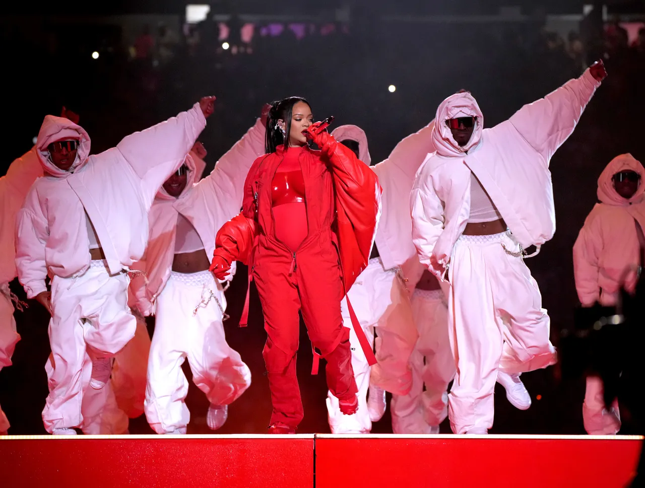 Más expectativa que espectáculo, Rihanna brindó poco en el Super Bowl