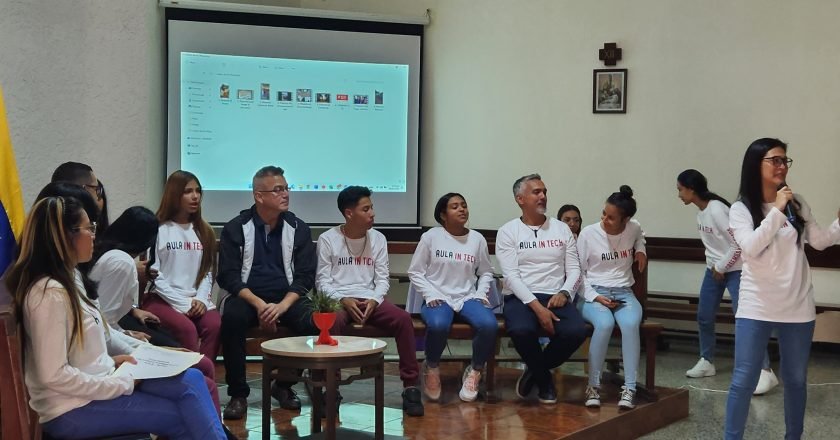 <strong>DIRECTORAS DE VENEMERGENCIA EMPODERAN A LAS NIÑAS DE CATIA CON REFERENTES EN CIENCIAS, TECNOLOGÍA, INGENIERÍA Y MATEMÁTICAS</strong>