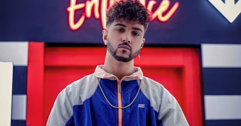 M-Gan promete partirla con «Besos a la venta»