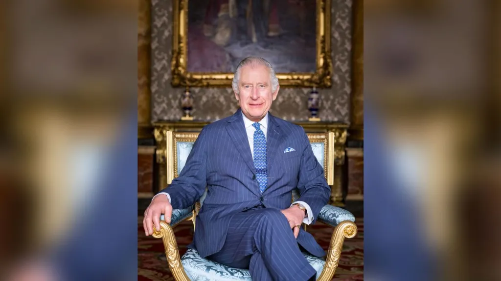 El rey Carlos III posa para una fotografía en el Salón Azul del Palacio de Buckingham, en Londres. (Crédito: Hugo Burnand/Palacio de Buckingham vía AP)