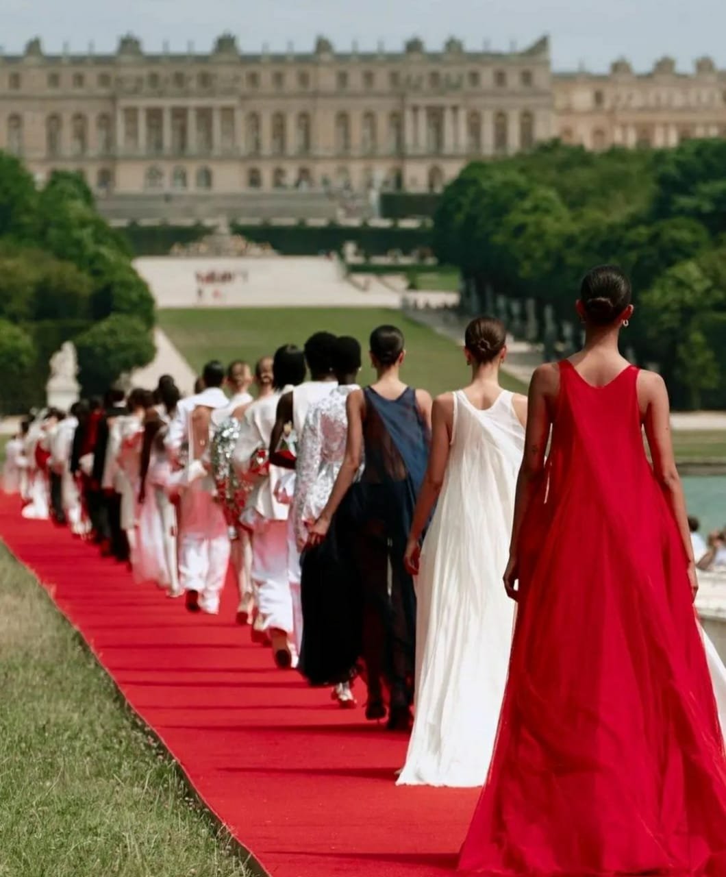 El desfile de Jacquemus en Versalles que es tendencia en redes
