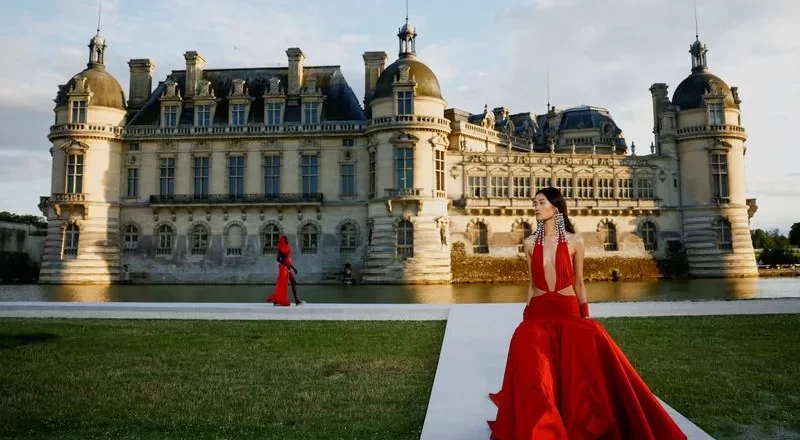 Valentino deja huella con un desfile de cuento de hadas