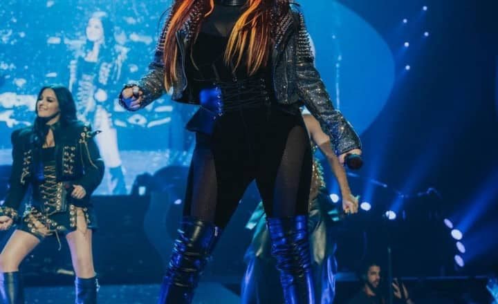 Dulce María lució un look Rebelde.