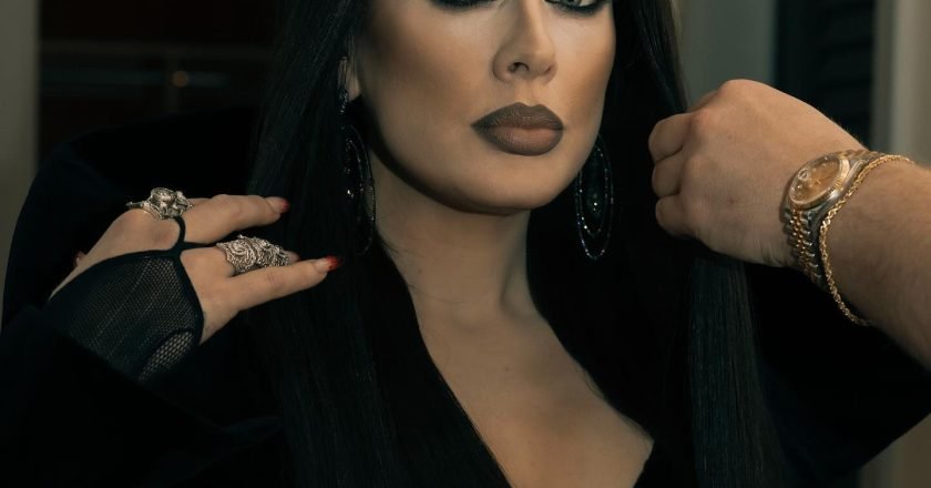 Adele se transforma en Morticia Addams