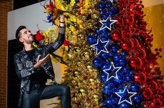 El decorador venezolano Jonathan Alvarado sorprende al decorar los árboles navideños de reconocidos artistas