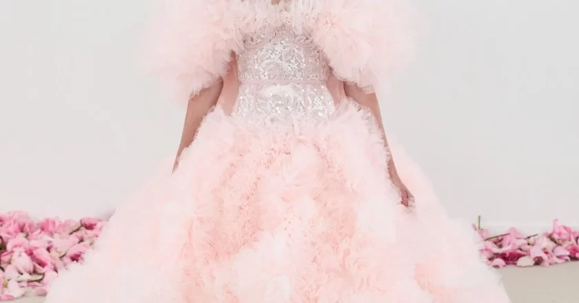 Semana de la Alta Costura: La naturaleza inspira a Giambattista Valli pero sigue siendo un romántico de corazón