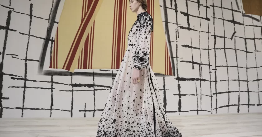El muaré hace brillar a Dior en la Semana de Alta Costura de París 2024