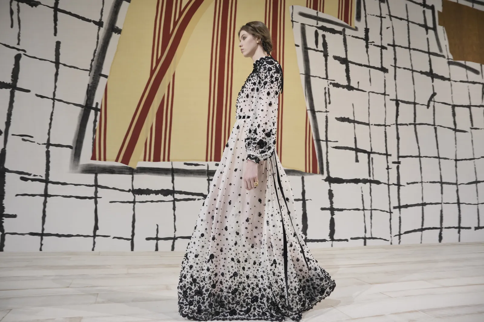 El muaré hace brillar a Dior en la Semana de Alta Costura de París 2024