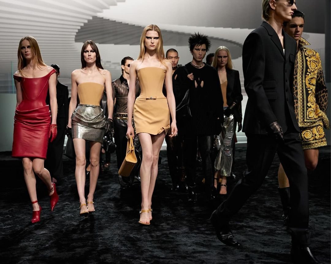 Semana de la moda de Milán 2024 Versace revindica la decada de los 90′ s