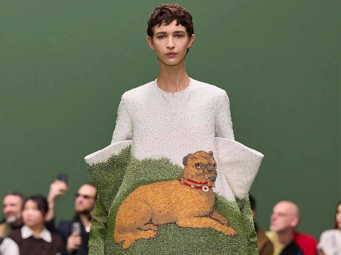 Semana de la Moda de París 2024: El desfile de Loewe nos transporta al jardín del Edén con su nueva propuesta invernal