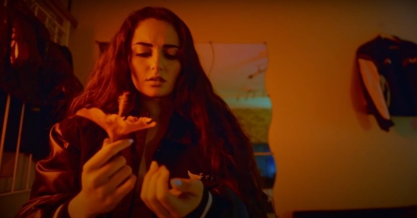 La cantante canaria Caluu C. presenta su nuevo sencillo «QHP» perteneciente a su próximo EP