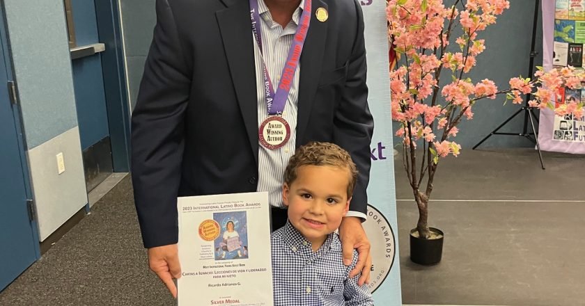 Ricardo Adrianza es galardonado con el prestigioso Premio Internacional del Libro Latino
