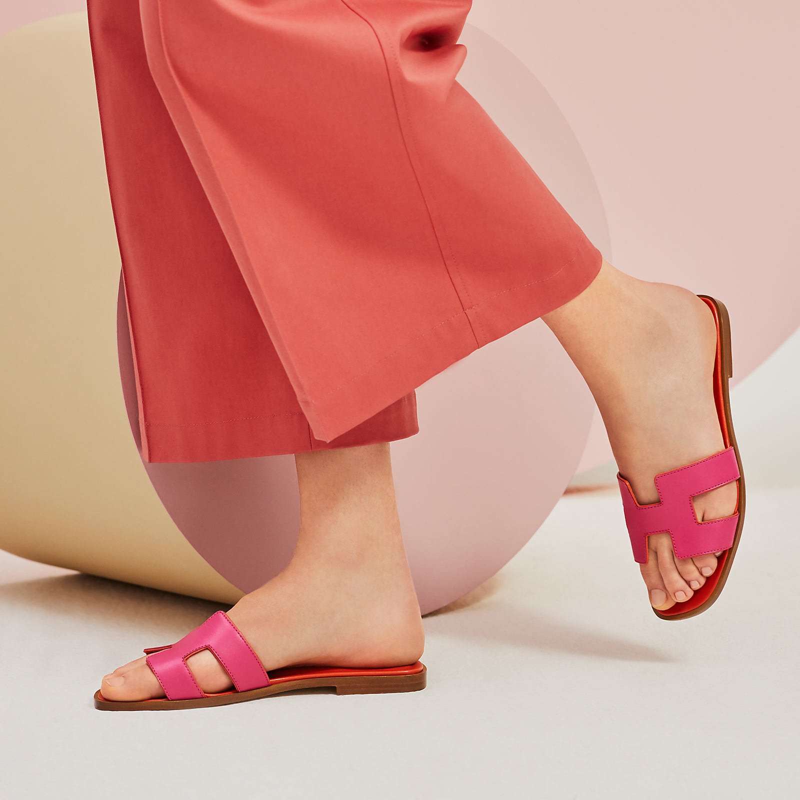 Las sandalias Oran de Hermès, un básico absoluto en el armario de las celebrities