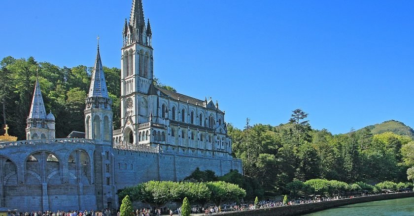 La Iglesia de la Inmaculada Concepción de Saint-Omer: Un símbolo herido de historia y resiliencia