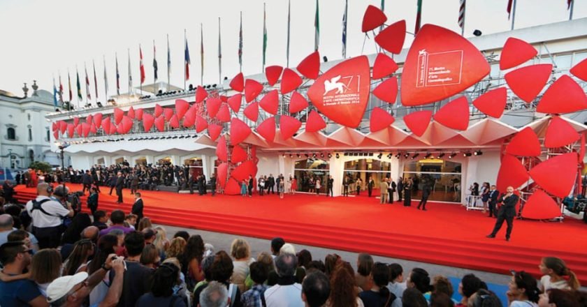  El Festival de Cine de Venecia 2024 Arranca con Estilo y Glamour