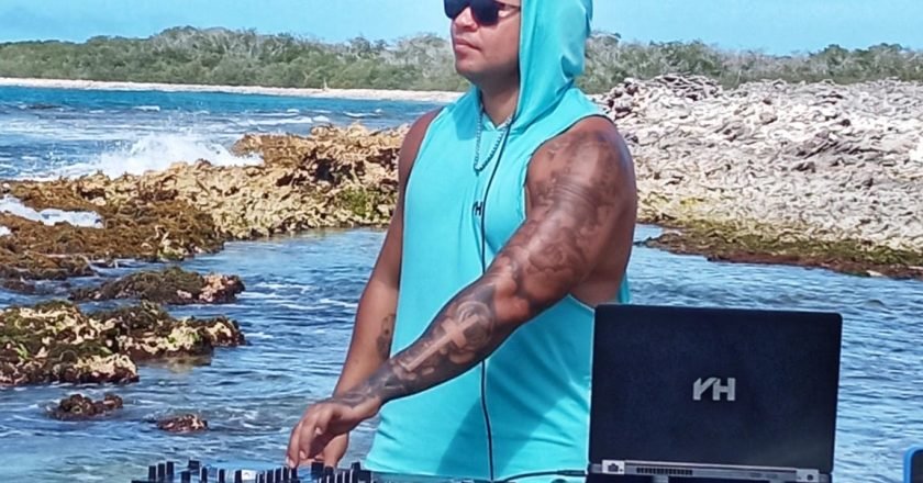Dj Yonathan Hurtado se consagra con sus mezclas en todos los géneros musicales