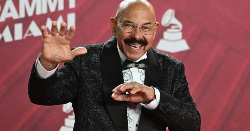 Oscar D’León Brilla en la Ceremonia de los Latín Grammy: Un Homenaje a la Salsa