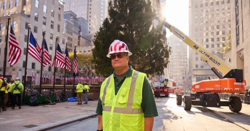 Erik Pauze: El jardinero que da vida al emblemático árbol de Navidad del Rockefeller Center durante tres décadas