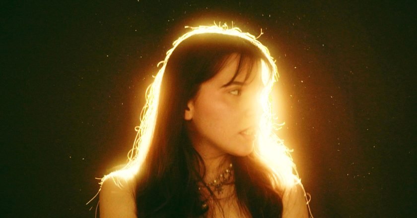La cantante argentina Daluppe presenta «Siempre Me Pasa», una obra cargada de emociones y ritmos envolventes