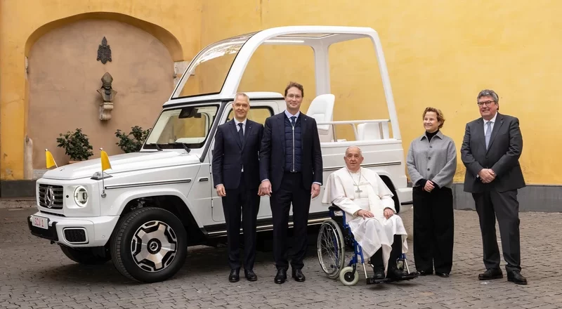 El papa Francisco se sube al futuro junto a Merces- Benz