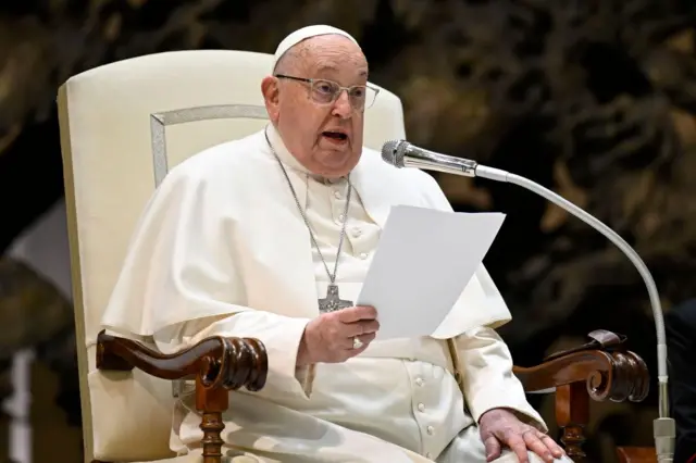 El Papa Francisco hospitalizado por neumonía bilateral: un estado de salud “complejo”