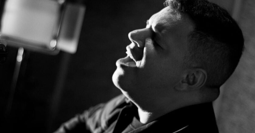 Frank Morón estrena «La Noche Nos Supera»