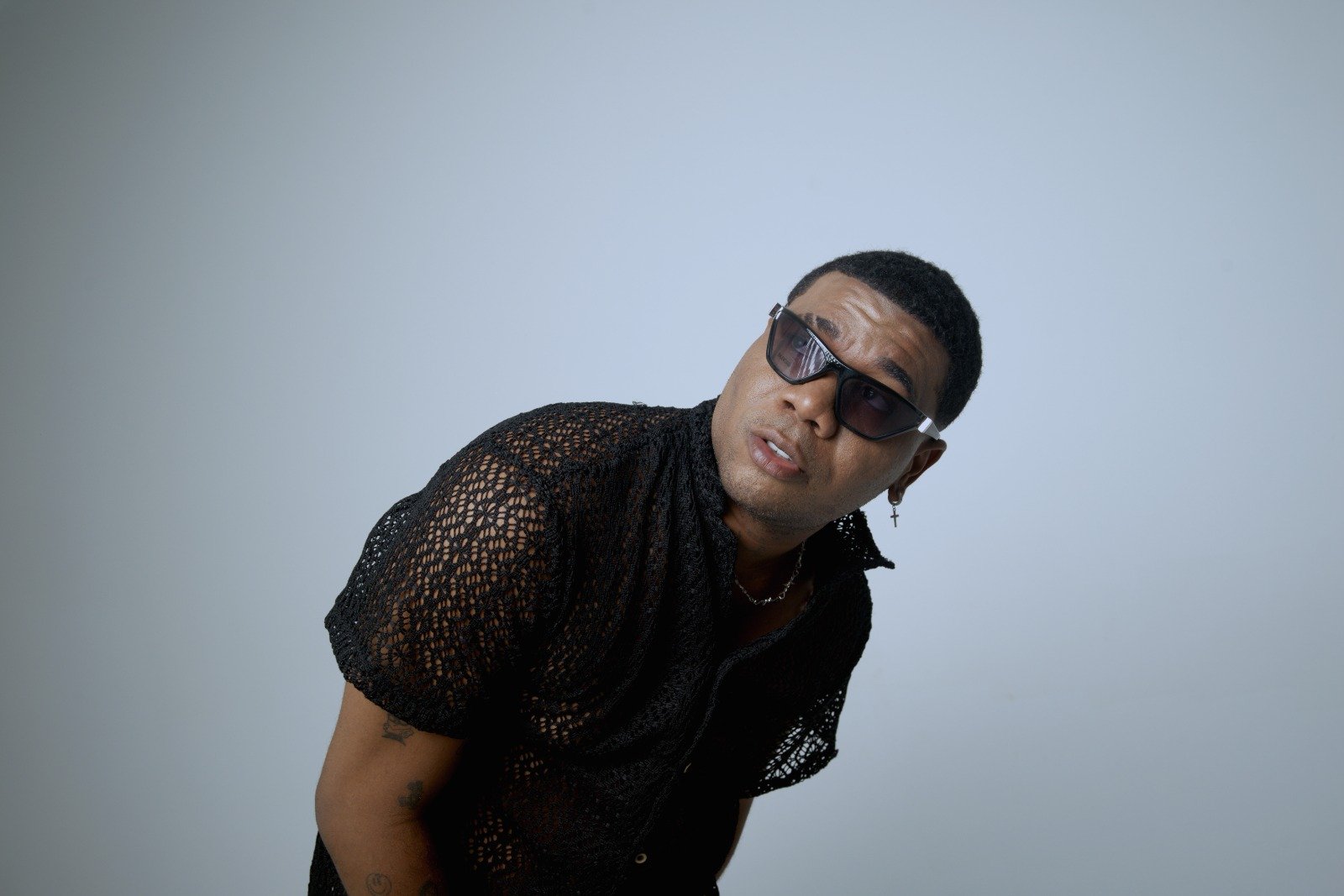 Jheral presenta “Dosis” un afrobeat que late al ritmo del amor