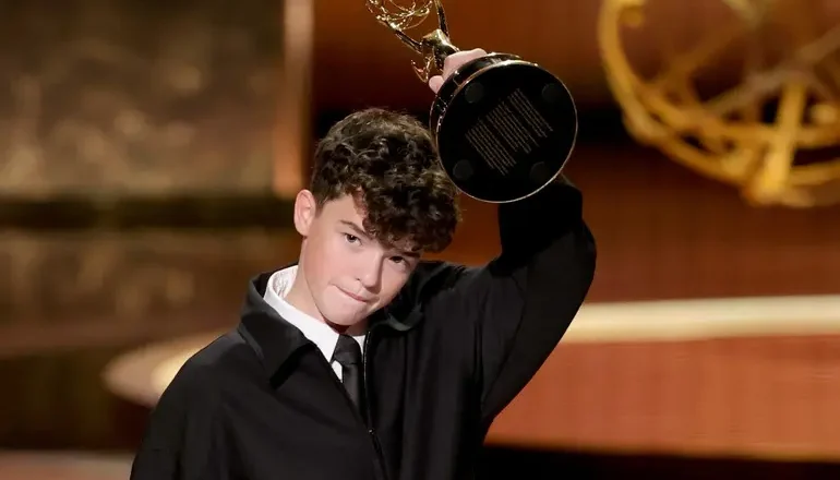 Owen Cooper hace historia en los Emmy con un amuleto de Jake Gyllenhaal