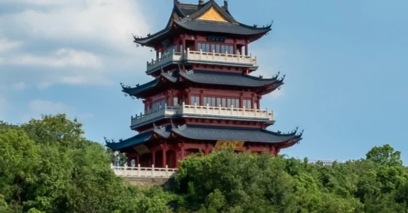 Incendio calcinó el histórico pabellón Wenchang del Templo Yongqing