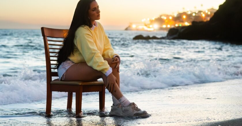 Caluu C. la artista española que cierra un exitoso año con “QUÉ MÁS”.