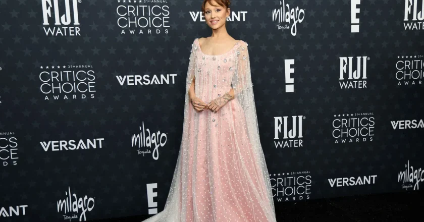 Los Critics Choice Awards inauguran la temporada de premios con una gala marcada por el romance y la polémica